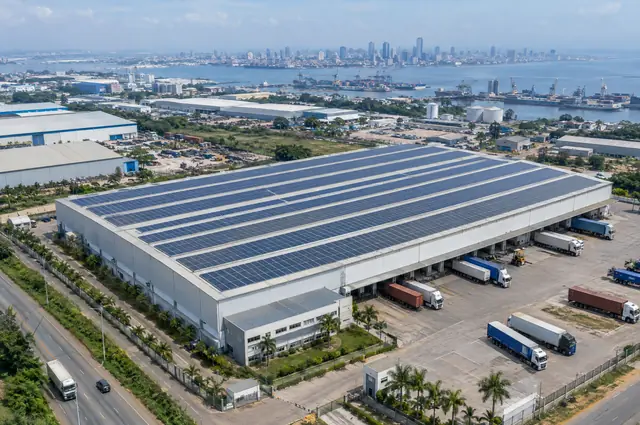 Site industriel couvert de panneaux solaires